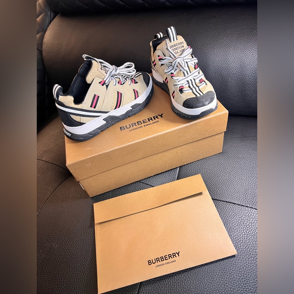 Burberry shoes youth size 12 USA size 31 eur
